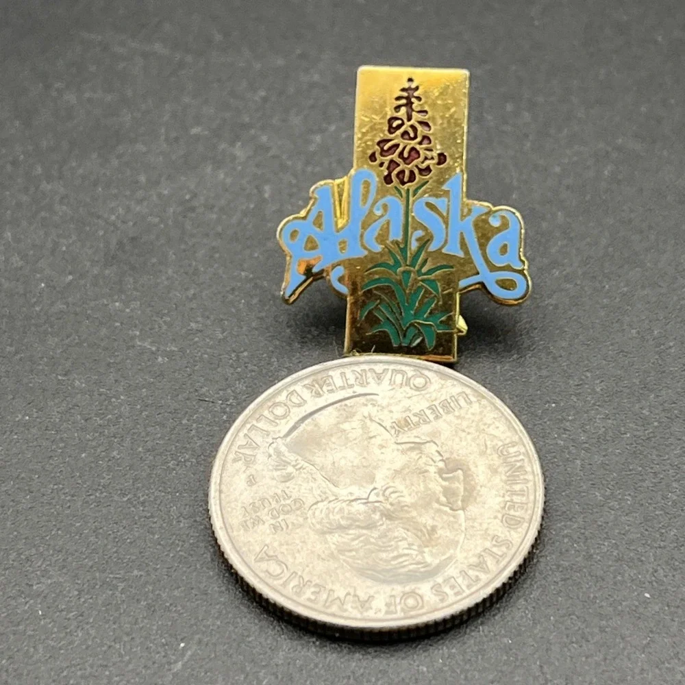 Alaska Gold Tone Purple Flower Lapel Hat Pin‎